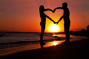 Paar am Strand bei Sonnenuntergang